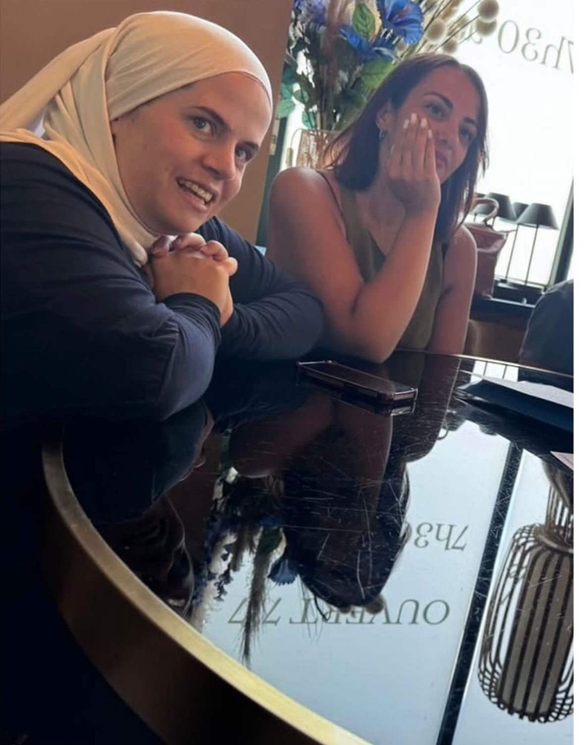 Pauline échangeant avec une participante pendant le Café-autisme