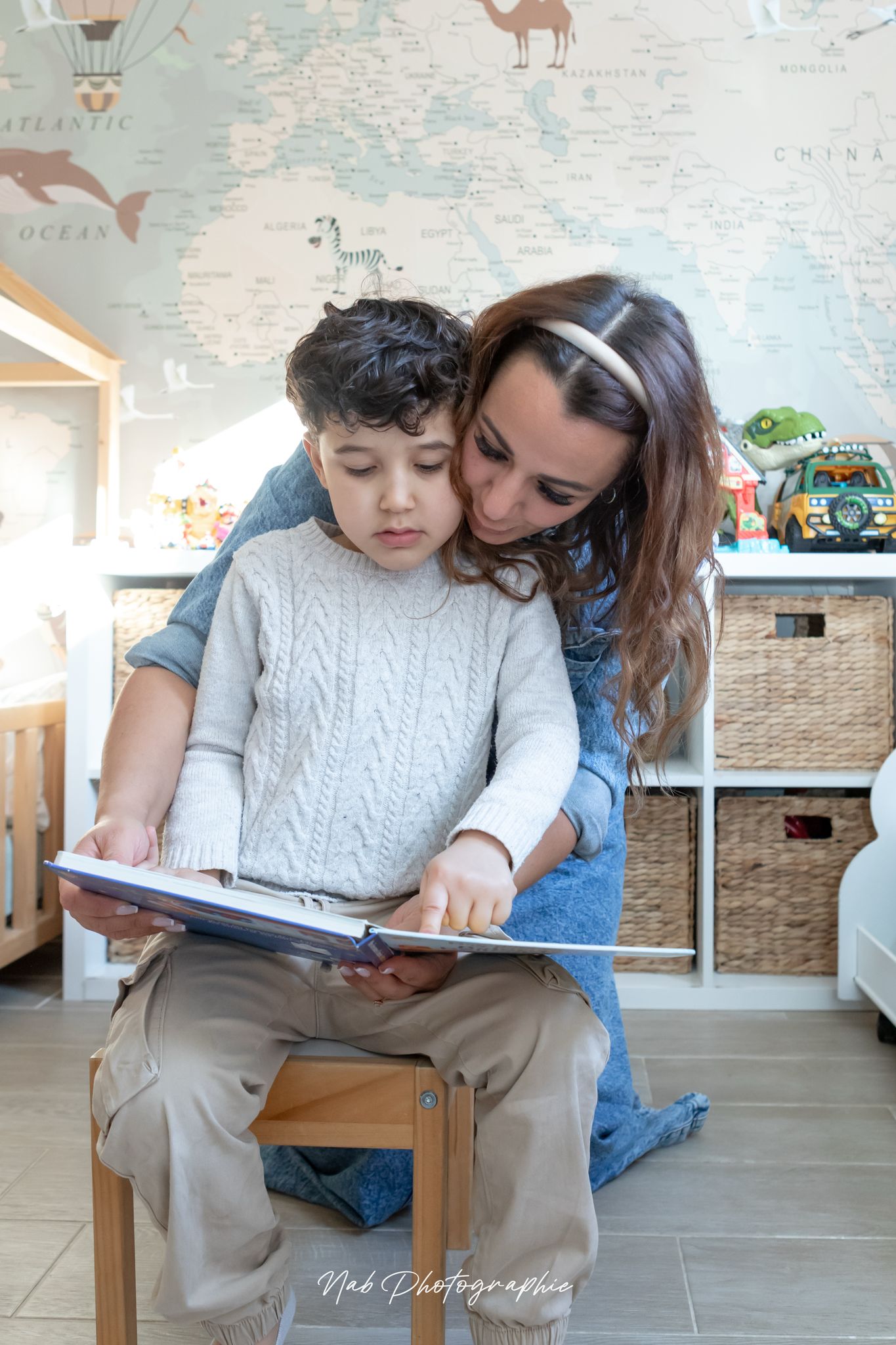 Pauline De Miras partageant un moment de lecture avec son fils Aydan